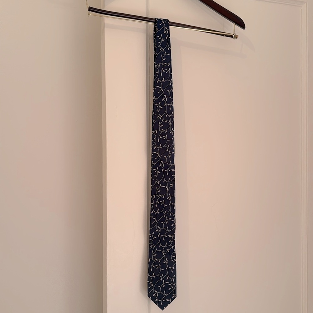 Navy blue tie with white leafy pattern
